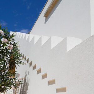 Facciata bianca esterna con scale decorative